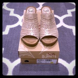 New In Box - Sofft Magnolia - light gold